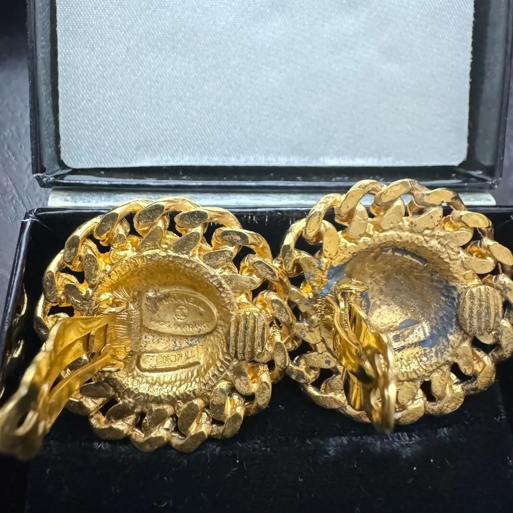 24K gold plated CHANEL vintage clip on earrings in box. - Picture 3 of 3